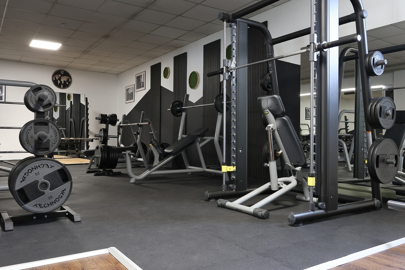 Kraftbereich mit Smith Machine und Technogym Geräten